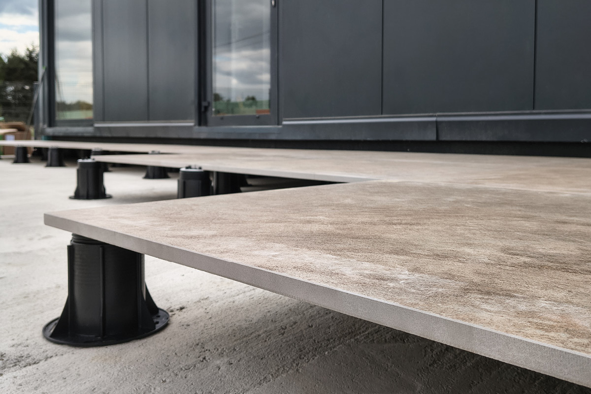 Taras wentylowany na wspornikach regulowanych z płytą ZOYA Peacock Sand