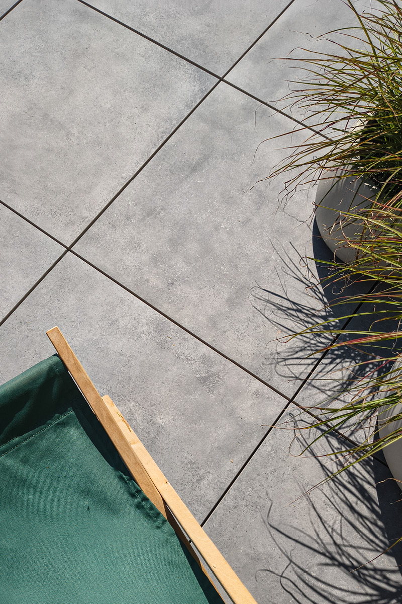 Taras wentylowany na wspornikach regulowanych z płytą Zoya Centro Grey 60x60x2