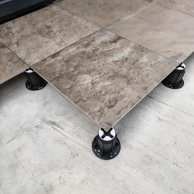 Taras wentylowany na wspornikach regulowanych z płytą ZOYA Peacock Sand