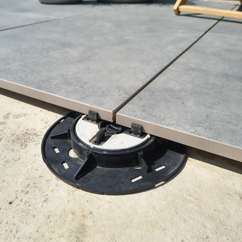 Taras wentylowany na wspornikach regulowanych z płytą Zoya Centro Grey 60x60x2