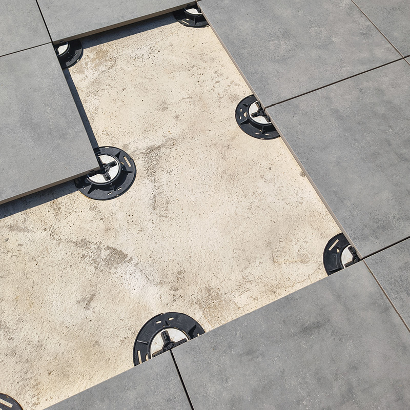 Taras wentylowany na wspornikach regulowanych z płytą Zoya Centro Grey 60x60x2